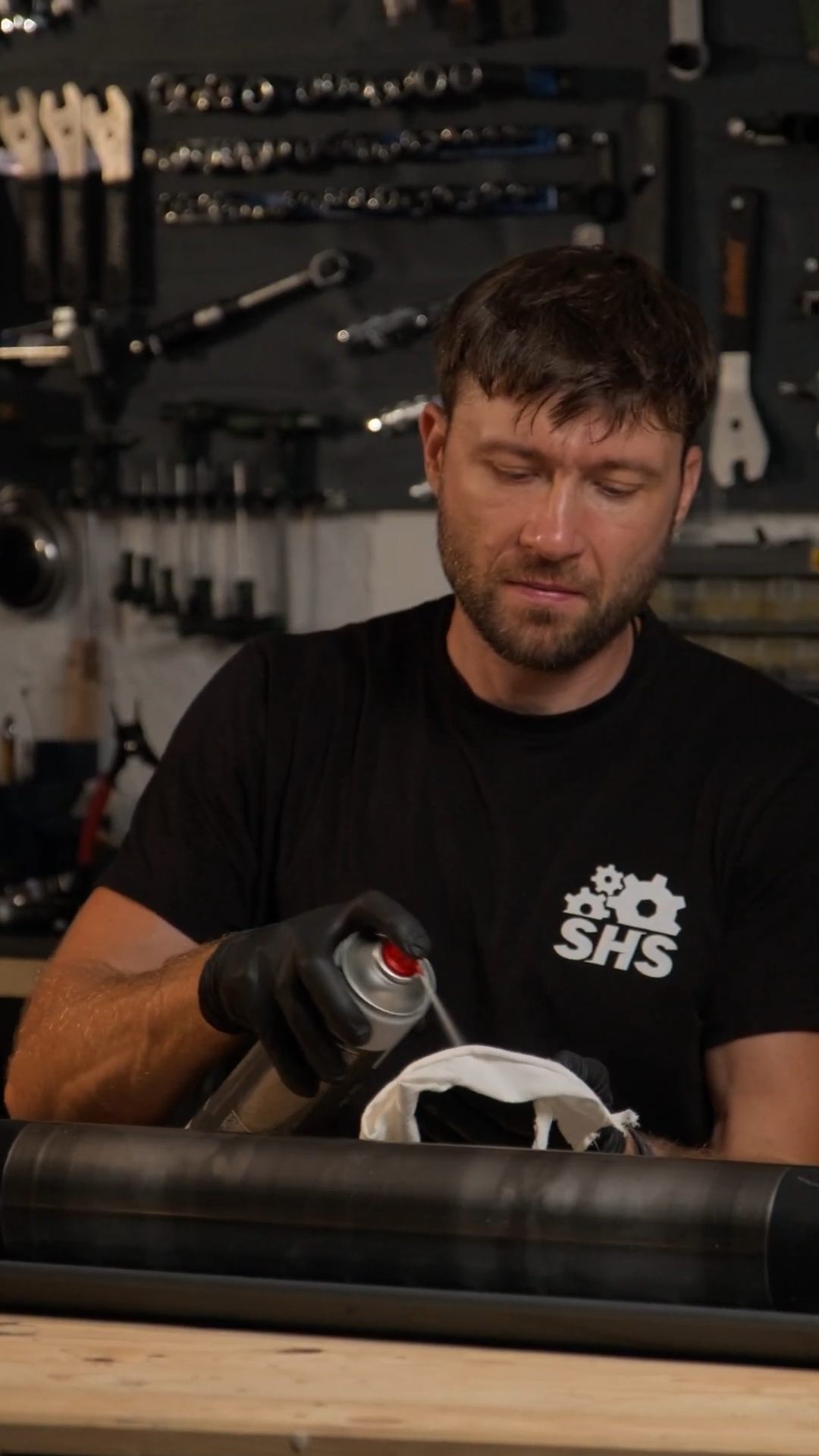 Oleg Zhorov, Gründer von Sport Hub Service, bei der Arbeit in der Werkstatt