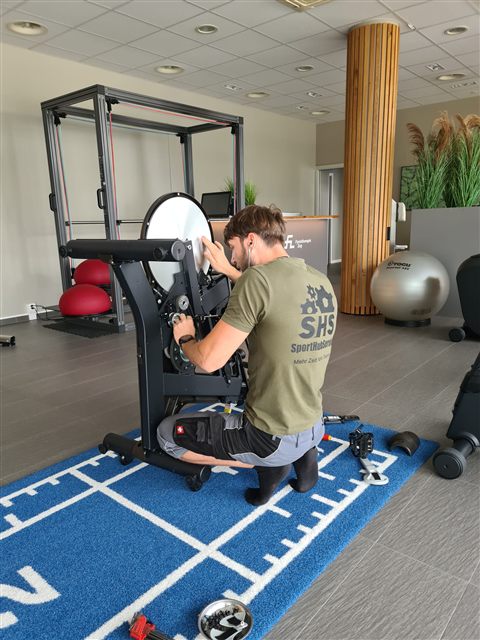 Oleg Zhorov bei der Reparatur eines Fitnessgeräts vor Ort